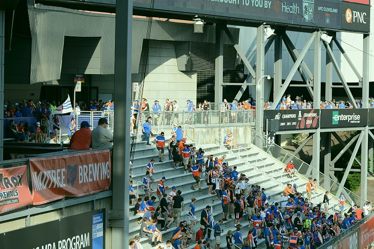 边路球员在底线附近接球下底的赛场实拍(角色决定形状)